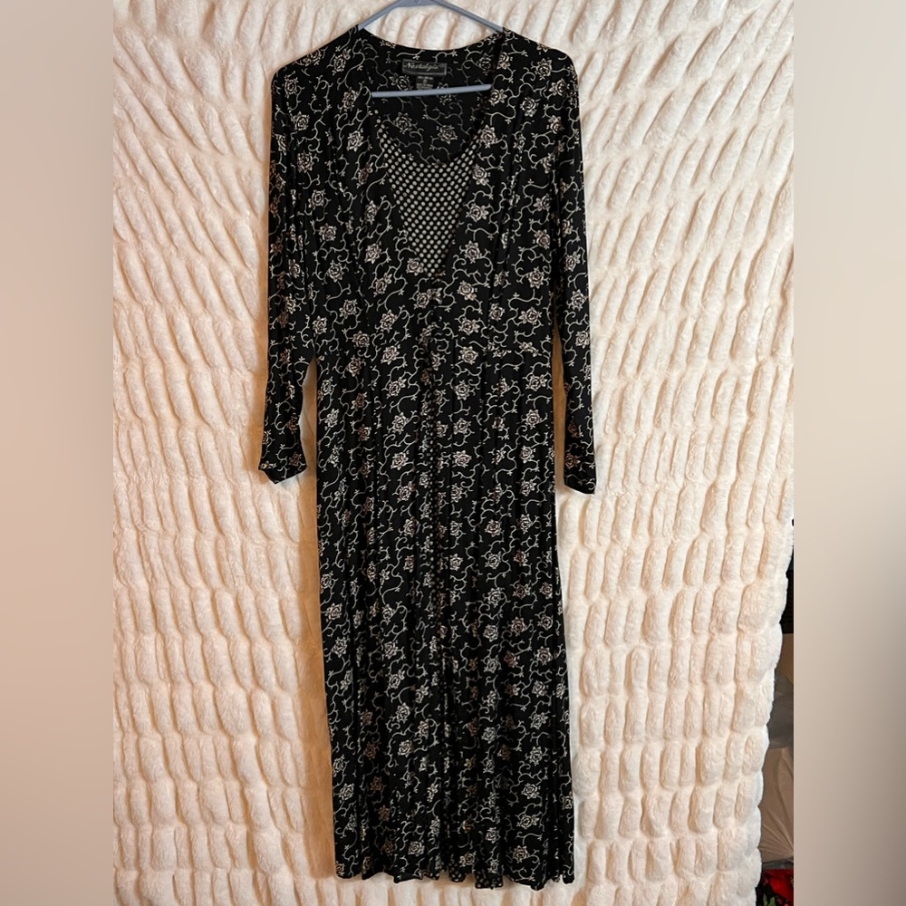 Vintage nostalgia, size small black dress with flowers on it looks new